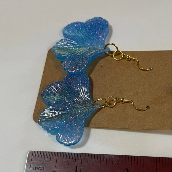 Handmade epoxy resin flower dangle earrings - Light blue glitter rosegold flecks - Picture 3 of 4